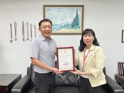 114年6月5日南區國稅局顏秀玲分局長蒞系致贈感謝狀圖片