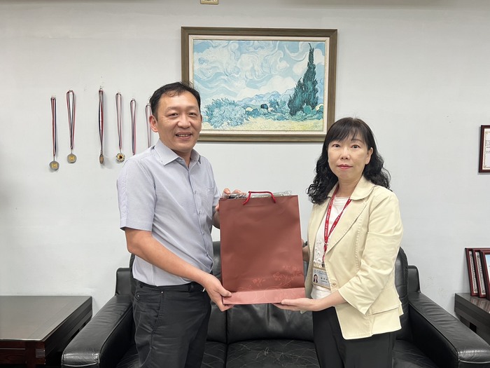 114年6月5日南區國稅局顏秀玲分局長蒞系致贈感謝狀圖片