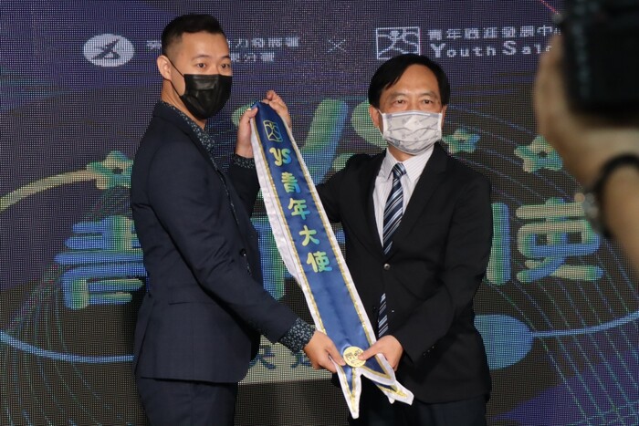賀！！本系104級畢業系友張朕霖榮獲111年『勞動部「YS青年大使」』圖片