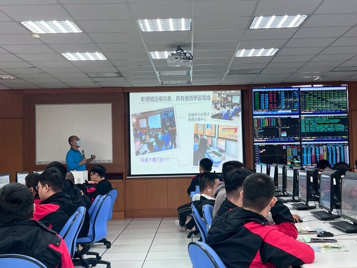 114年12月17日「Open Festival 前進2026校園開放日通往南應的青春旅程」大成商工汽車科參訪圖片