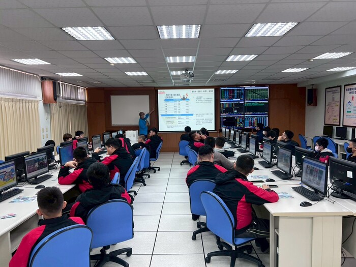 114年12月17日「Open Festival 前進2026校園開放日通往南應的青春旅程」大成商工汽車科參訪圖片