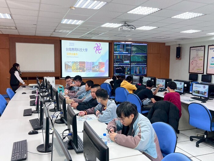 114年12月17日「Open Festival 前進2026校園開放日通往南應的青春旅程」大成商工水電科參訪圖片