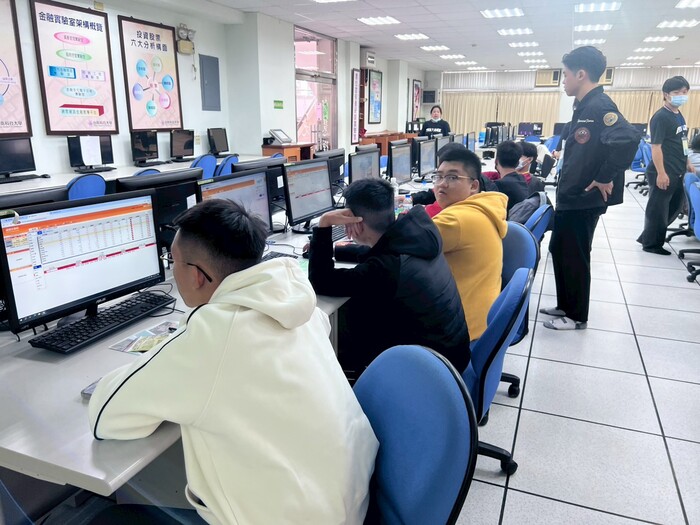 114年12月17日「Open Festival 前進2026校園開放日通往南應的青春旅程」大成商工水電科參訪圖片