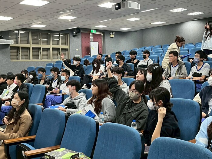 114年12月18日「Open Festival 前進2026校園開放日通往南應的青春旅程」臺南海事商經、電商科參訪圖片