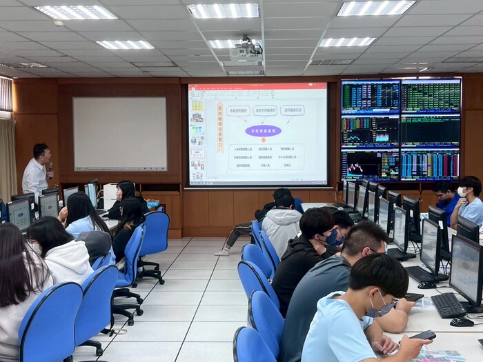 114年12月18日「Open Festival 前進2026校園開放日通往南應的青春旅程」新化高工資資處科參訪圖片