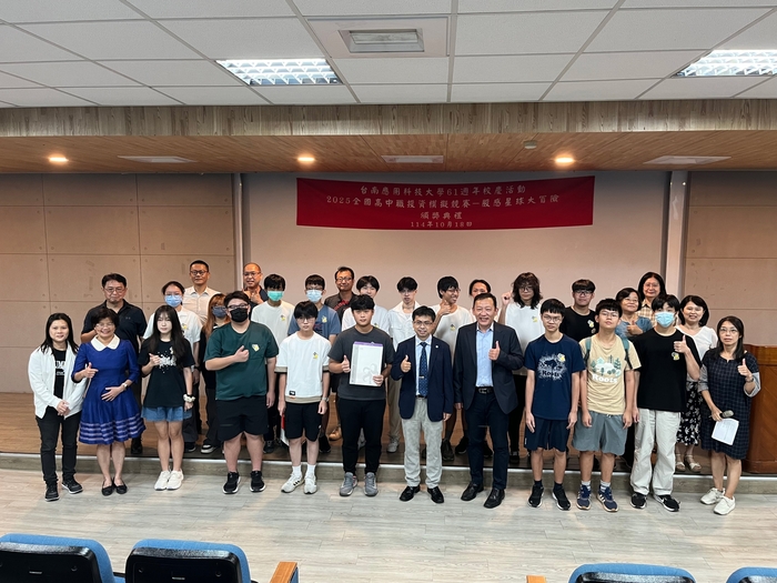 得獎同學、與會來賓與副校長、系主任大合照圖片